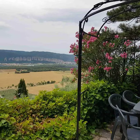 La Maison Adossee A La Colline