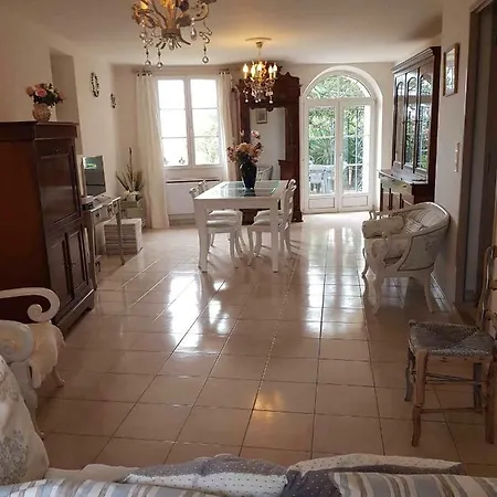 La Maison Adossee A La Colline *